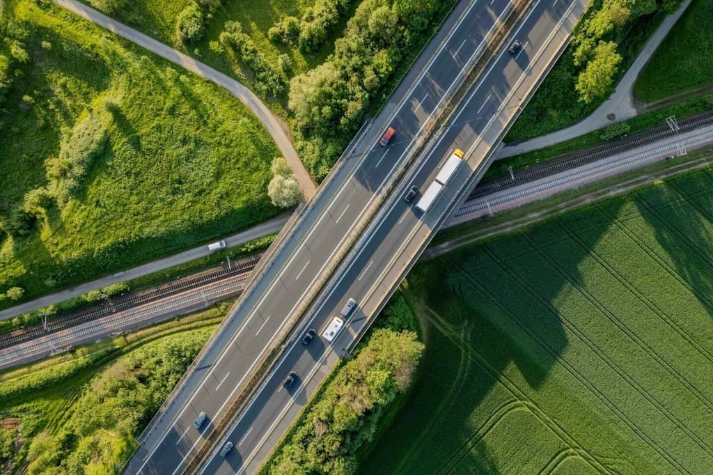 Autobahn und Schienenstrecke aus der Luft